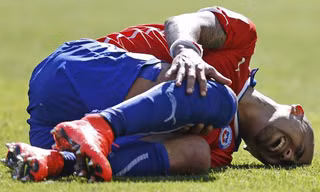 Vidal lại dính chấn thương