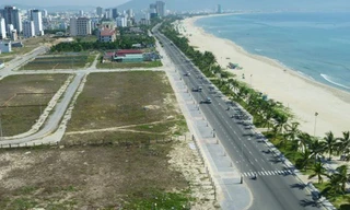 Hàng loạt diện tích đất ven biển Đà Nẵng đã được bố trí cho các dự án nhưng qua nhiều năm vẫn đang bỏ trống, chưa triển khai. (Ảnh: HC)