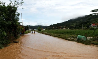 Đường biến thành sông