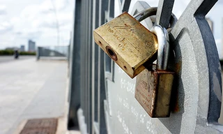 'Khoá tình yêu' trên cây cầu Việt