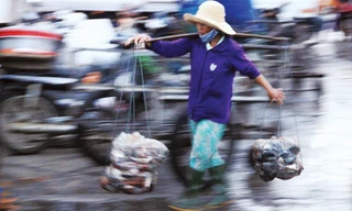 Tất tả mưu sinh trong đêm lạnh giữa Đà thành ngày cận Tết. ẢNH: NGUYỄN HUY