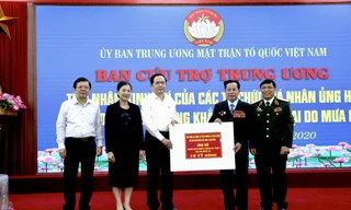 AHLĐ Lê Văn Kiểm và gia đình ủng hộ 31,8 tỷ đồng cho người nghèo và người dân vùng lũ