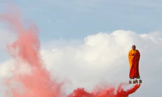 Nghệ sỹ Li Wei biểu diễn trên bầu trời La Villette ở Paris, Pháp với sự trợ giúp của dây cáp