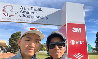 Trưởng đoàn Bạch Cường Khang (phải) và VĐV Nguyễn Anh Minh