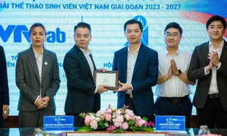 Ông Nguyễn Minh Triết, Bí thư Ban Chấp hành Trung ương Đoàn, Chủ tịch Trung ương Hội Sinh viên Việt Nam (phải) và ông Hoàng Ngọc Huấn, Chủ tịch VTVcab tại lễ ký kết thỏa thuận hợp tác.