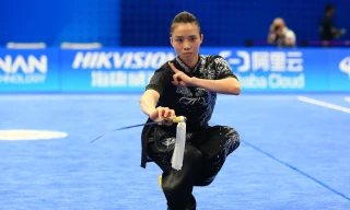 Thần thái cuốn hút của ngọc nữ Dương Thuý Vi trong bài thi kiếm thuật Asiad 19