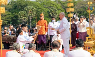 Quốc vương Norodom Shihamoni châm lửa vào ngọn đuốc SEA Games 32