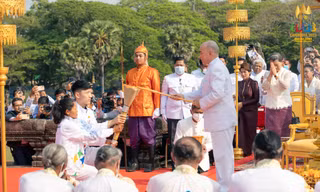 Quốc vương Norodom Shihamoni châm lửa vào ngọn đuốc SEA Games 32