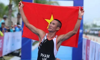 Khoảnh khắc Phạm Tiến Sản sung mãn lao về đích, bảo vệ HCV duathlon
