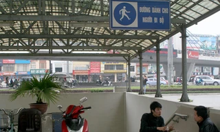 Cửa vào hầm đường bộ thành nơi bán trà đá