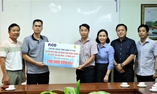 Thông qua báo Tiền Phong, ông Lã Thế Hiệp (thứ 4 từ phải qua) cùng đại diện Công đoàn Tổng công ty FiCO l trao tiền ủng hộ đồng bào miền Trung bị bão lũ