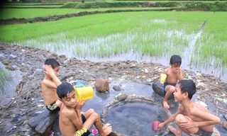 Lạ kỳ giếng nước nóng giữa đồng