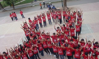 Thành viên CLB SV phòng chống tệ nạn xếp hình ruy băng đỏ, biểu tượng chống HIV/AIDS