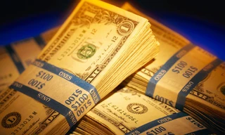 Vào nhà vệ sinh trên máy bay, trộm hơn năm tỷ đồng