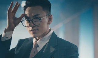 Isaac cực khổ hóa soái ca điệp viên nhưng fan chỉ lo “cà khịa”... cây súng nước