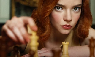 Chọn phim Netflix: “Gambit Hậu” hấp dẫn đến thế nào mà khiến khán giả rủ nhau chơi cờ vua?