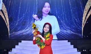 Thể hiện xuất sắc chủ đề “Tết tròn”, nữ sinh 2002 Ngọc Hoa đăng quang Én Vàng Học Đường 2020