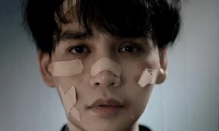 Nguyễn Trần Trung Quân gây sốc với poster đầy thương tích, tên bài hát đầy ai oán