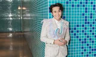 Diện trang phục được đính kết 12 giờ đồng hồ, Huỳnh Lập bị “xin” ngay trên thảm đỏ