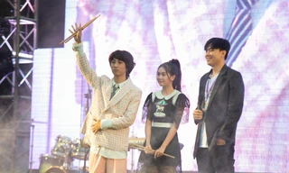 Sao nhí Bảo An, Gia Khiêm đánh trống cùng 80 nghệ sĩ trống jazz trên sân vận động