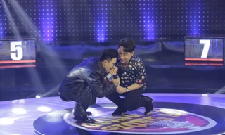 Trúc Nhân “giật micro” trai đẹp Bạc Liêu vì hát dở banh nóc ở “Giọng Ải Giọng Ai“