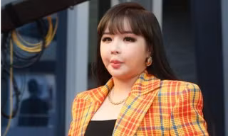 Park Bom khiến công chúng hoảng hốt khi xuất hiện trên thảm đỏ với gương mặt sưng phù