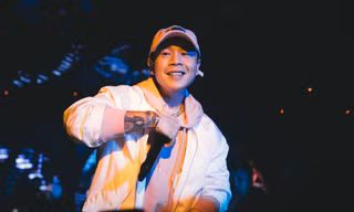 Binz “phủ hồng” sân khấu, hát live cực chất trước vòng Đối đầu tại “Rap Việt“