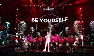 Binz diện vest hồng lịch lãm, mang hit “Bigcityboi” lên sân khấu Hoa hậu Việt Nam 2020