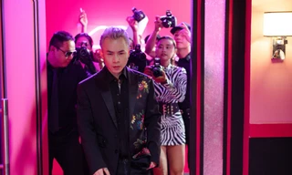 Binz kể chuyện tình showbiz, nắm tay người yêu bỏ chạy khỏi paparazzi trong MV mới