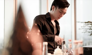 Soobin Hoàng Sơn đích thân phục vụ đồ ăn, pha nước uống cho fan nhân dịp sinh nhật