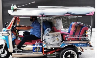 Tài xế Tuk Tuk tại Thái Lan “chuyển nghề” giao hàng tận nơi do không có khách