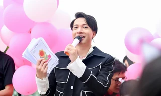 S.T Sơn Thạch tổ chức fan-meeting trên xe buýt 2 tầng, tự tay trộn bánh tráng mời fan