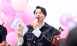 S.T Sơn Thạch tổ chức fan-meeting trên xe buýt 2 tầng, tự tay trộn bánh tráng mời fan