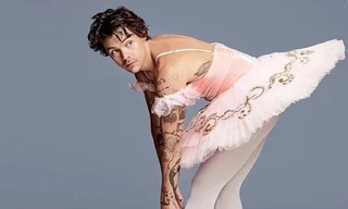 Harry Styles tiếp tục gây sốc với hình ảnh nữ tính