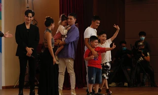 Thu Trang, Tiến Luật bất ngờ khi con trai ôm chặt cầu thủ Công Vinh