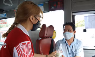Sinh viên TP.HCM tặng 1000 chai nước rửa tay cho tài xế xe buýt