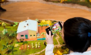 Triển lãm “Thị trấn Hoa Mười Giờ”: Tặng bản thân một vé về miền kí ức tuổi thơ