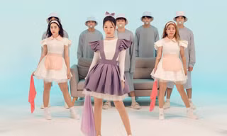 AMEE hóa thân thành bà nội trợ cực cute “dạy bảo” người yêu trong MV “Mama Boy“