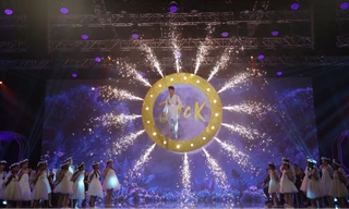 Jack biến sân khấu thành Wonderland với màn treo mình trên không giữa nền pháo hoa rực rỡ