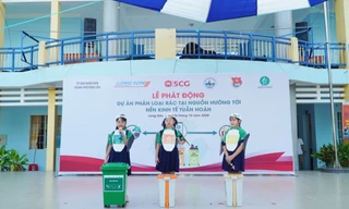 Các bạn học sinh trường tiểu học Long Sơn 2 phân loại rác tại nguồn để tái chế