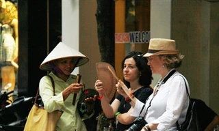 Hàng rong chèo kéo du khách ở phố Cổ. Ảnh: Trường Phong