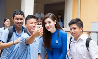 Huyền My nhí nhảnh giữa 'vòng vây' của các em học sinh