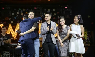 Đinh Mạnh Ninh ôm chặt Vũ Hạnh Nguyên trong tiệc sinh nhật