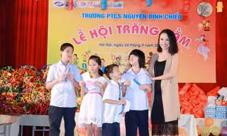 Vân Hugo đón Trung thu sớm cùng học sinh khiếm thị
