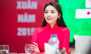 Hoa hậu Kỳ Duyên mặc áo dài hồng dịu dàng dự tiệc cuối năm