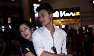 'Bà già' Thúy Nga ôm chặt trai đẹp 'sáu múi' Hiếu Nguyễn