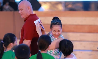 Ông xã tỷ phú hộ tống Thu Minh đi tập hát