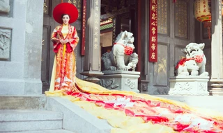 Người đẹp Nguyên Khánh mặc áo dài Tết kỷ lục hơn 30m