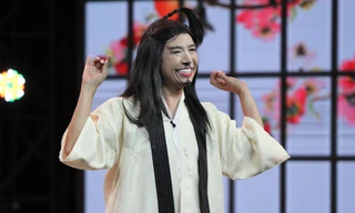 Long Nhật bất ngờ... 'giả trai' vào quán ăn Nhật