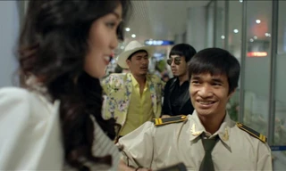 Hình ảnh của Lệ Rơi trong phim 'Sơn đẹp trai' với vai nhân viên an ninh ở sân bay.